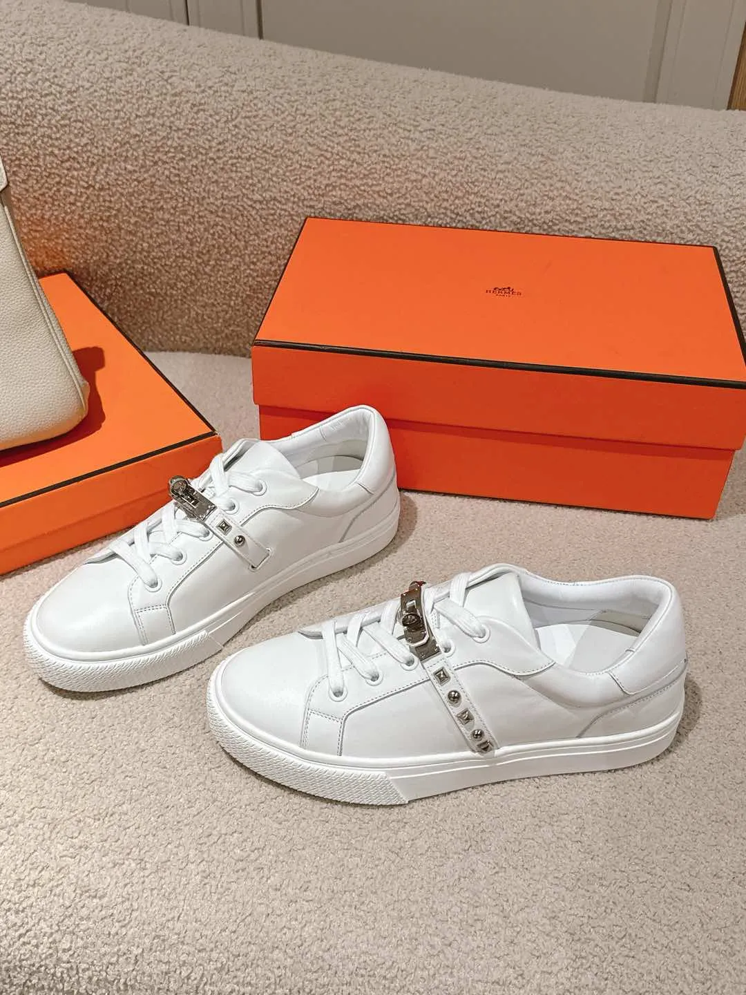 👟👟Ex-factory price 600👟👟Hermes top version couple model Epsom calfskin and calfskin loafer style lace-up sneakers, with functional rose gold-plated Kelly shoe buckles. Create a stylish urban look. Fabric: Specific cowhide/canvas material Lining: Sheepskin lining Outsole: Original molded TPU outsole Size: 35-45